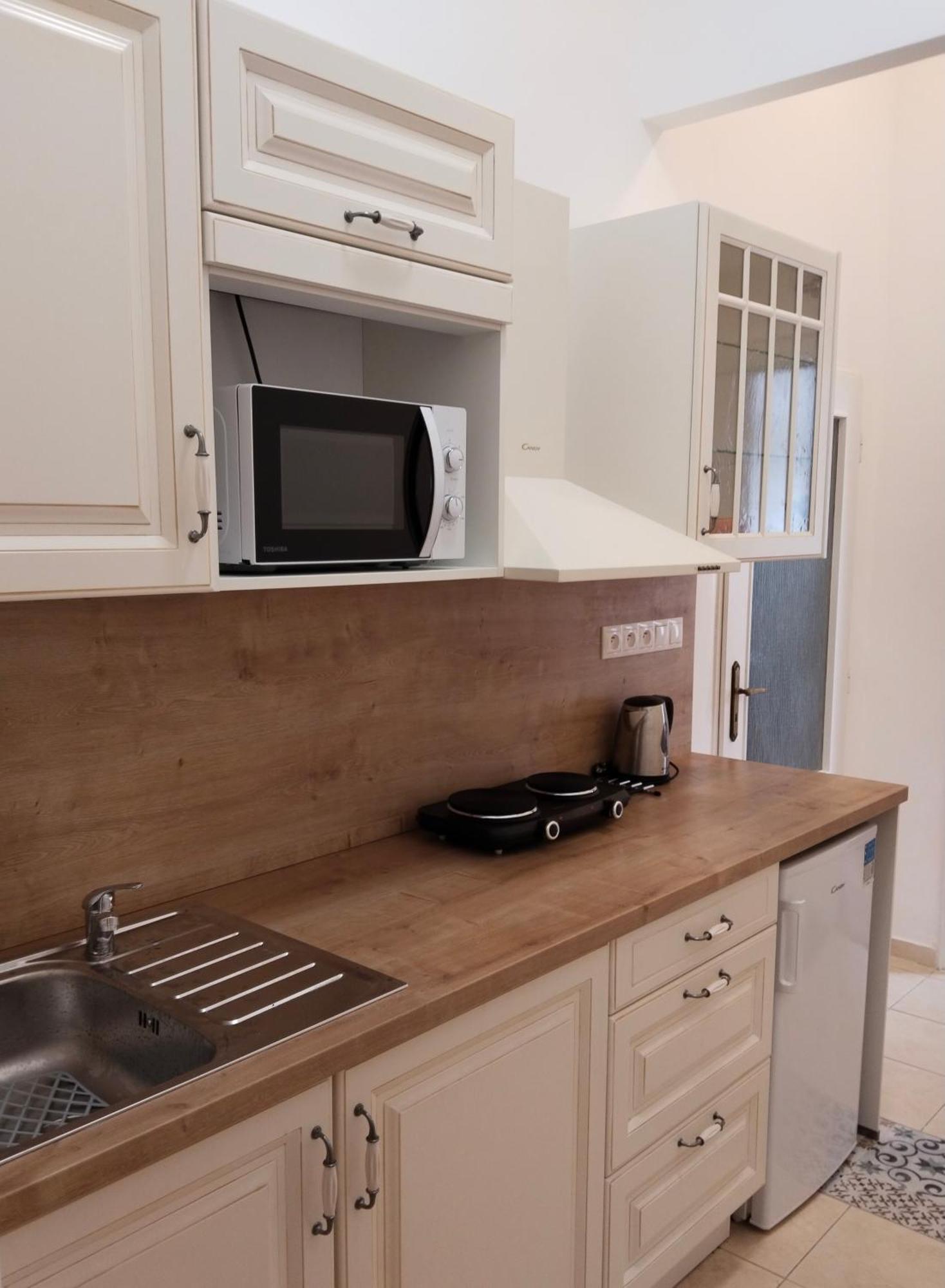 Leier Apartments بييشتِني المظهر الخارجي الصورة